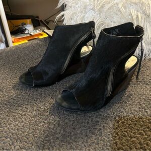Chic Black Peep-Toe Faux Fur Wedge Booties